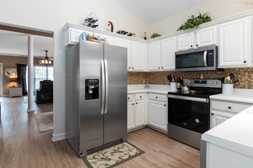 Kostenloses Stock Foto zu innenarchitektur, küche, kühlschrank