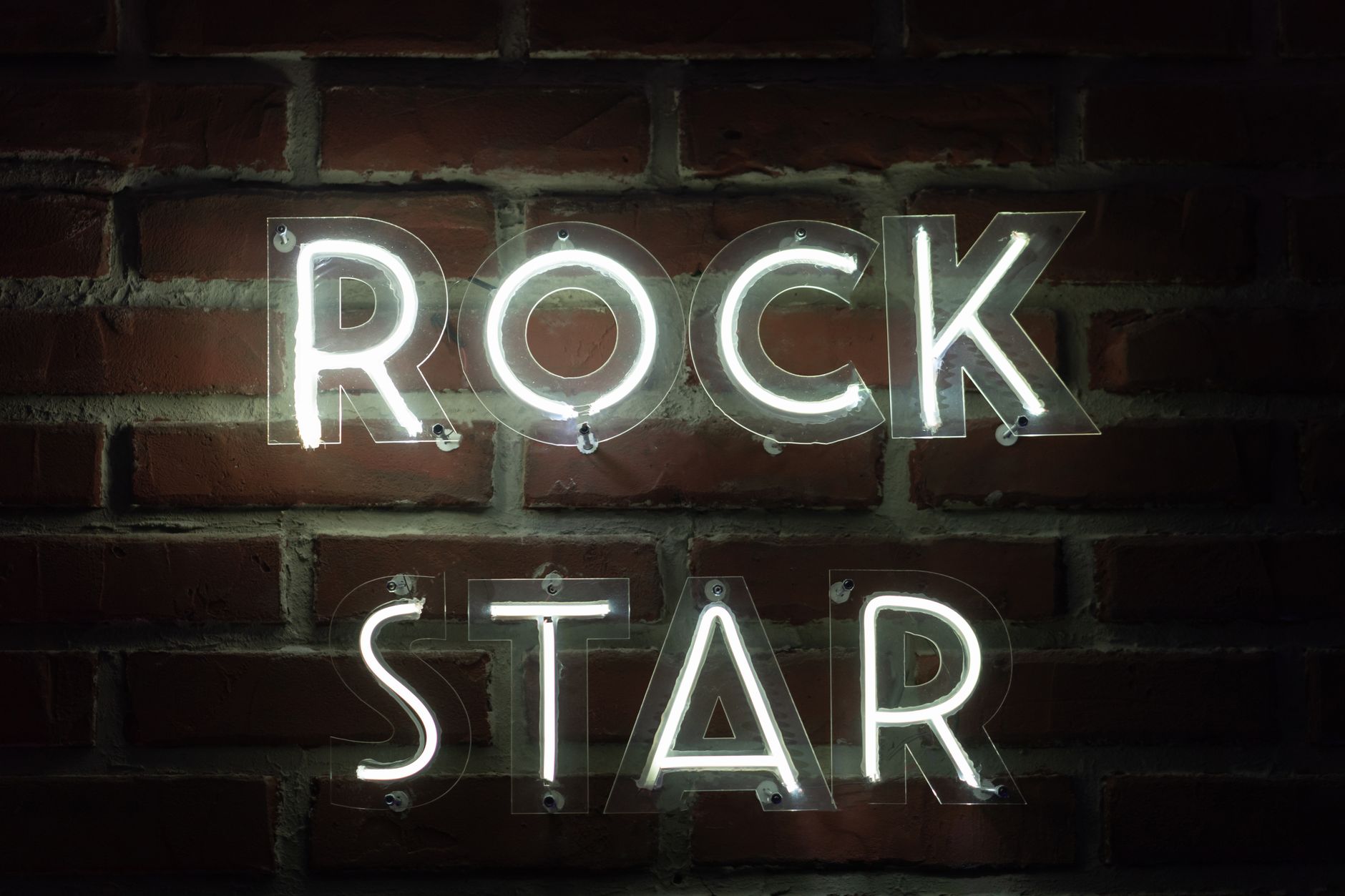 Giao diện Rockstar Support mở trên laptop, bên cạnh là ghi chú kiểm tra vùng tài khoản Australia