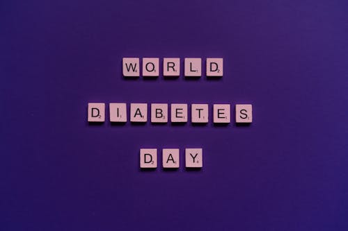 Gratis lagerfoto af bogstaver, diabetes, lilla baggrund