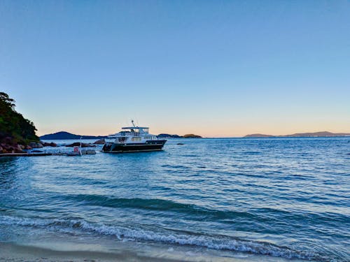 Gratis lagerfoto af båd, blå himmel, bølger Lagerfoto