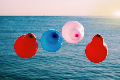 Подвешивание разноцветных воздушных шаров на веревке