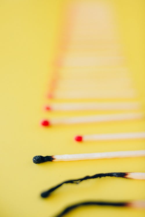 노란 표면, 배경을 흐리게, 성냥개비의 무료 스톡 사진