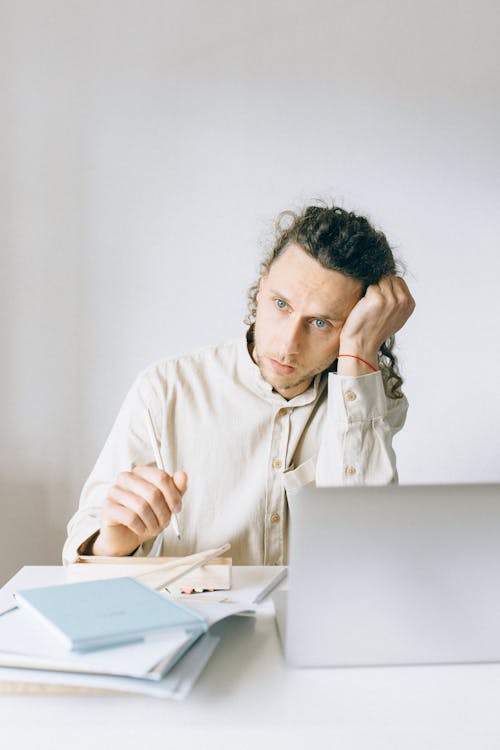 Free Exhausted Employee in front of Laptop  Stock Photo