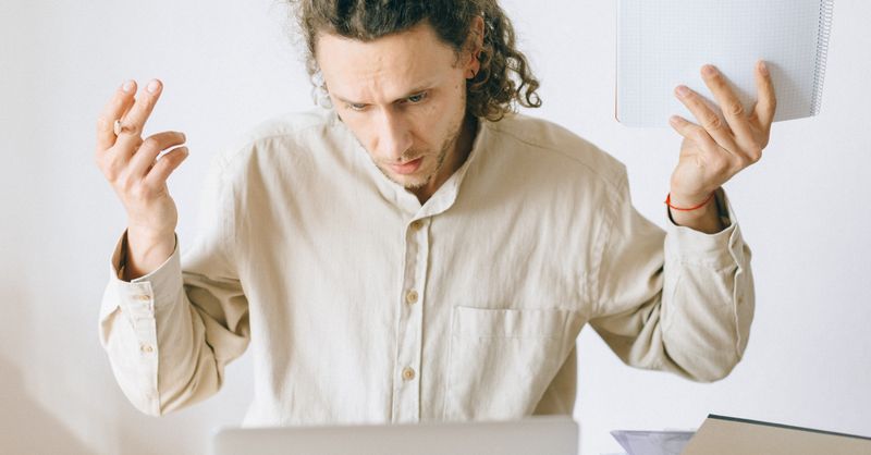 Se mordre la langue stress : Causes et solutions