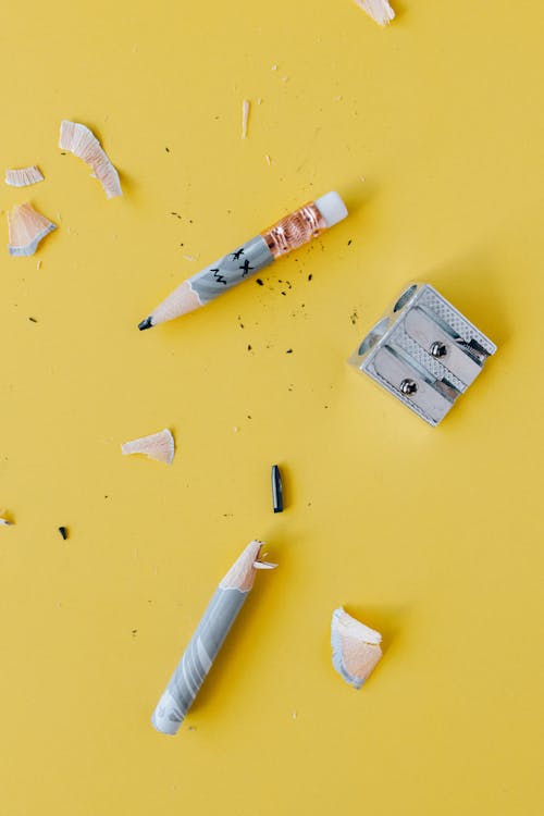 Gratis lagerfoto af blyant, blyantspidser, gul overflade