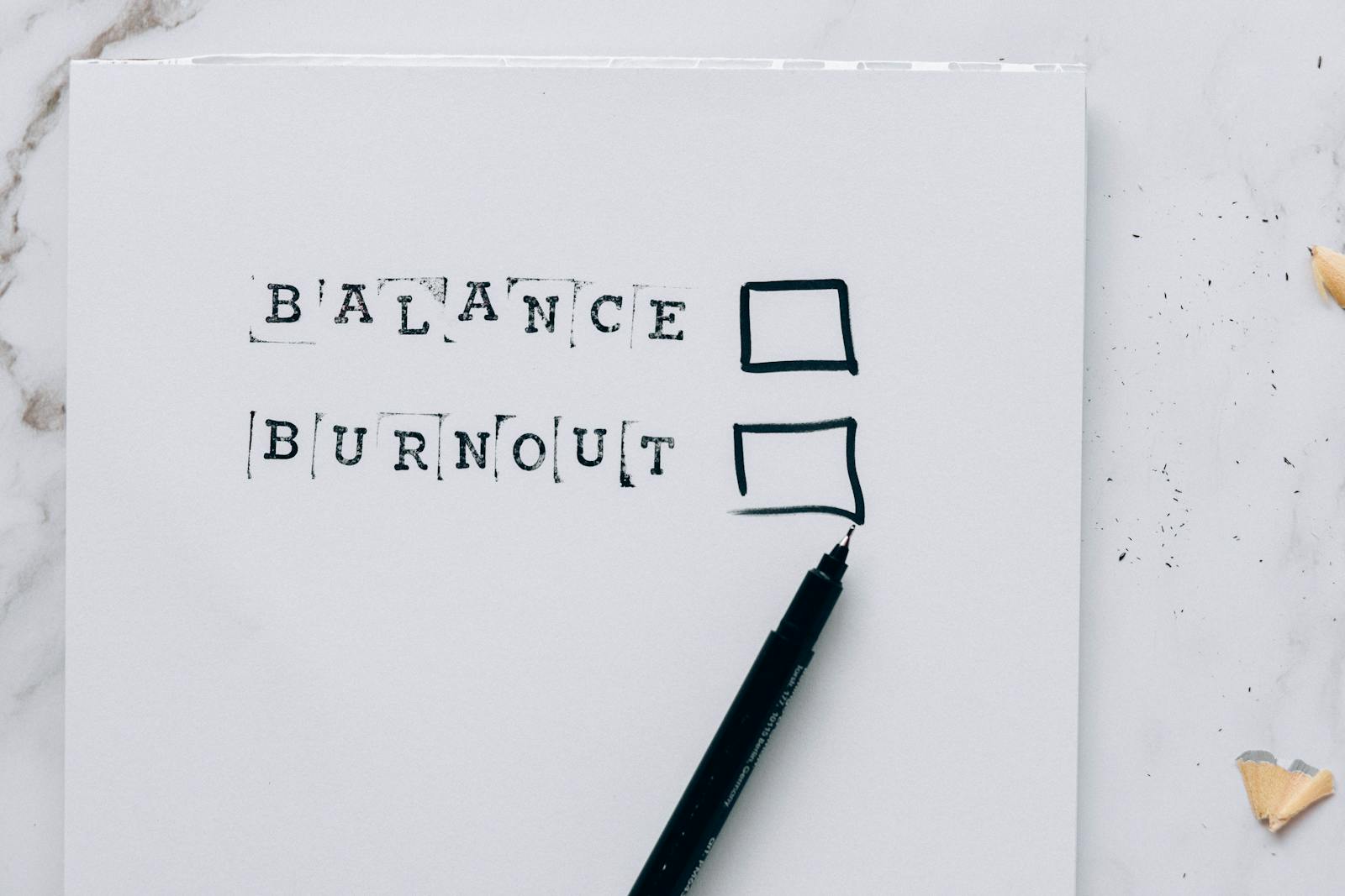 Primo piano di una checklist su carta bianca con caselle da spuntare
