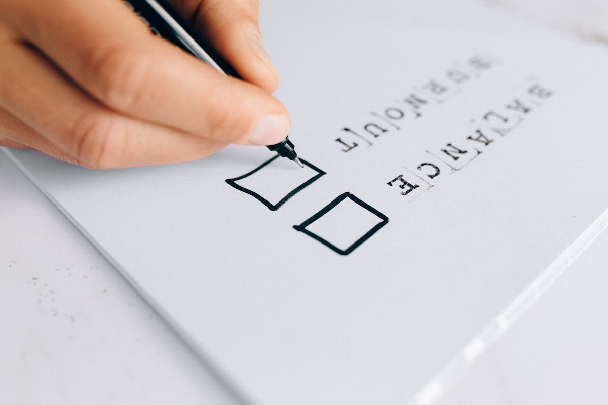 Primo piano di una checklist su clipboard con caselle spuntate