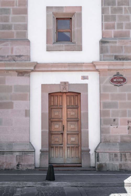 Бесплатное стоковое фото с бетонная стена, вертикальный выстрел, дверной проем