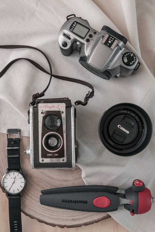 Kostenlos Kostenloses Stock Foto zu analoge kamera, armbanduhr, aufsicht Stock-Foto