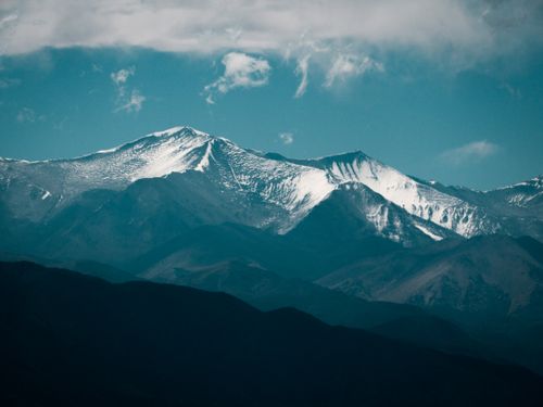 Free Majestic snow-capped mountains under a clear blue sky capture the beauty of nature. Stock Photo
