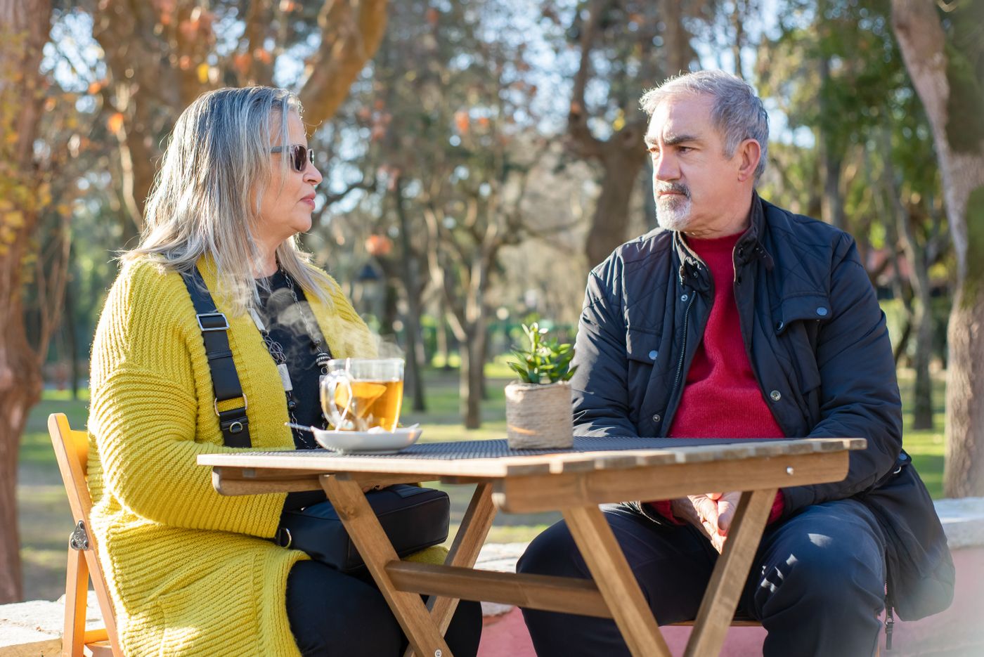 Casal maduro conversando com tranquilidade