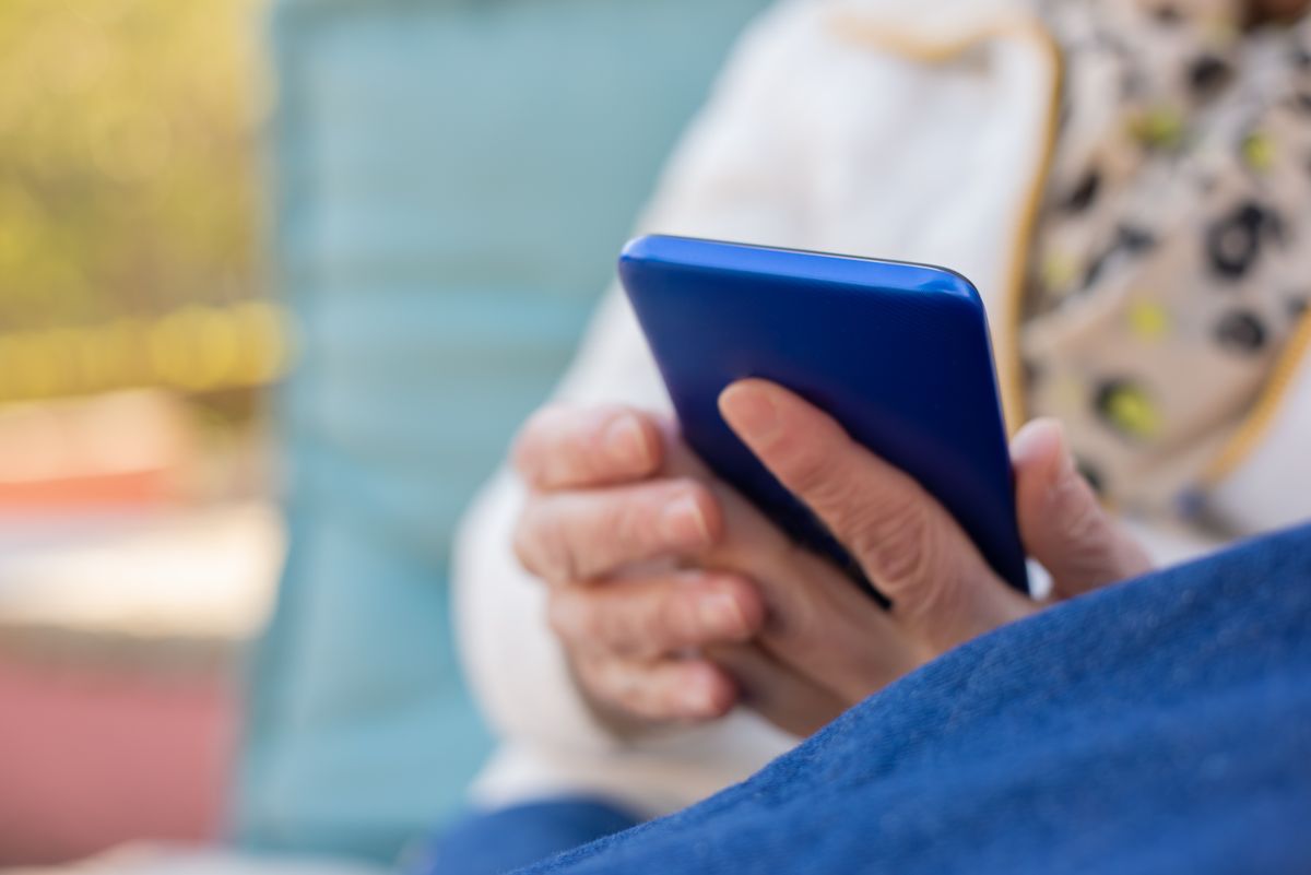 Akıllı telefon ekranını kaydıran elleri gösteren yakın çekim fotoğraf