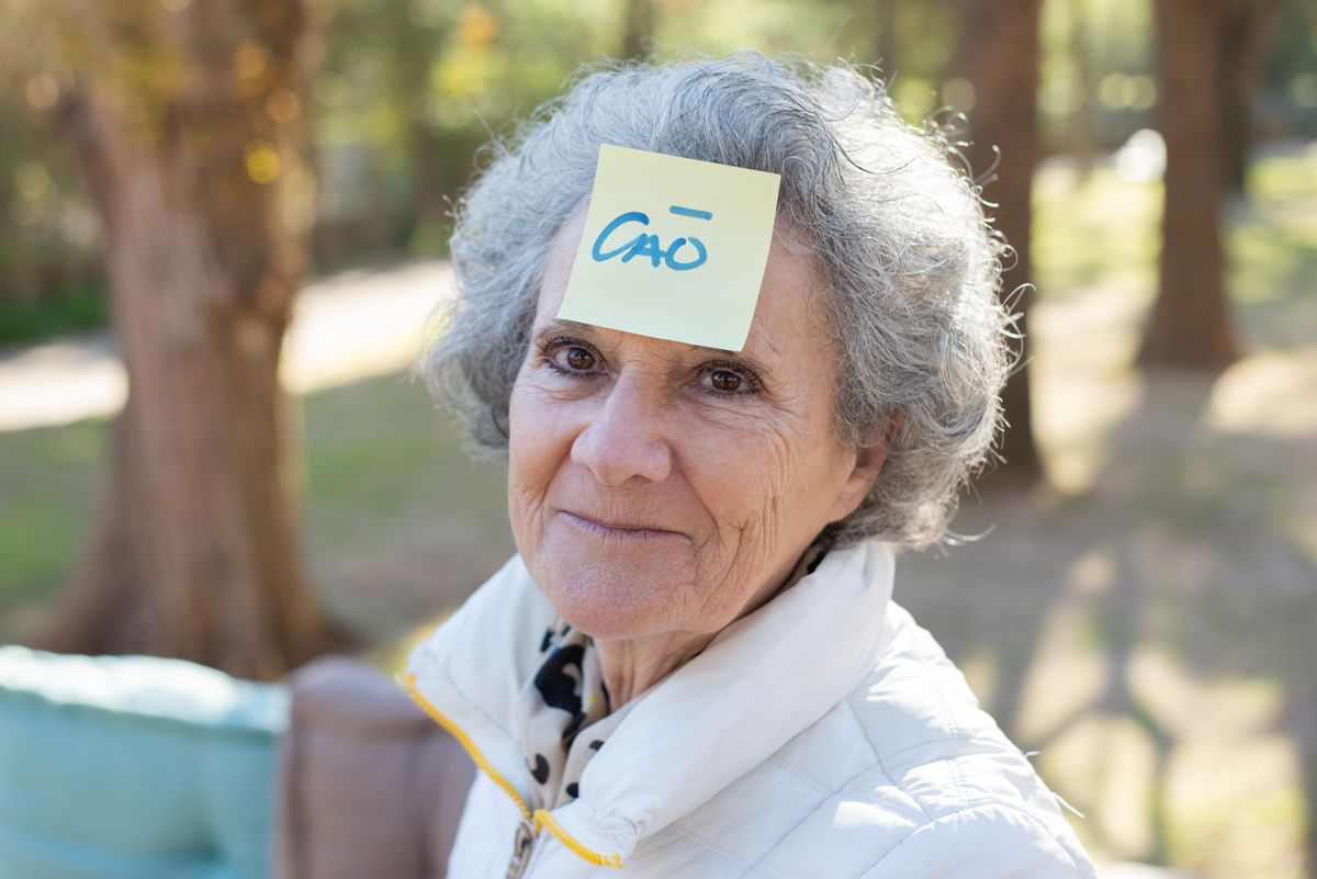 A smiling woman with a sticky note on her forehead, party games for adults without alcohol