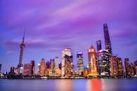 黄昏时分，上海现代摩天大楼的活力天际线倒映在水中