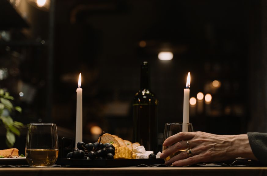 Online dating: starting a conversation on a niche platform