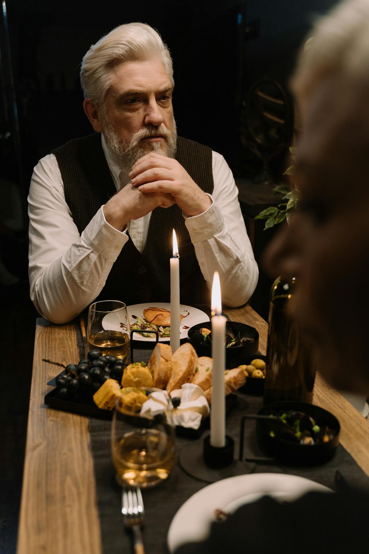 Coppia elegante che cena a lume di candela con vino e pane