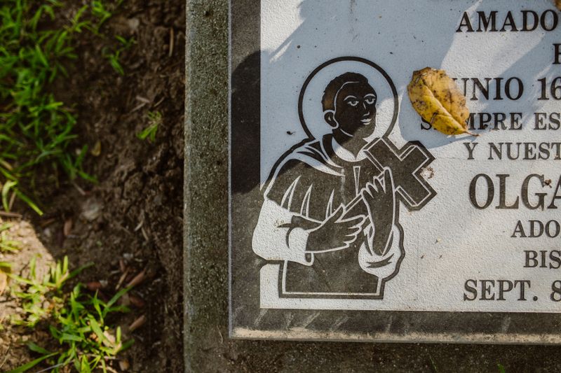 Lápida con icono religioso grabado en mármol, marmolistas funerarios en Reus