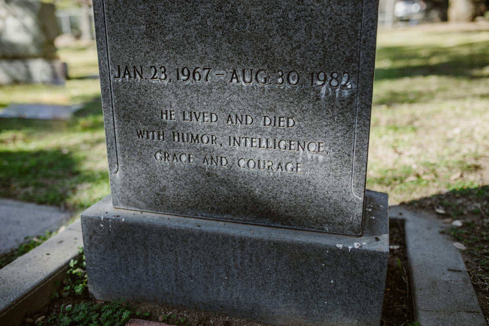 https://www.pexels.com/photo/gray-tomb-stone-on-green-grass-field-6841241/