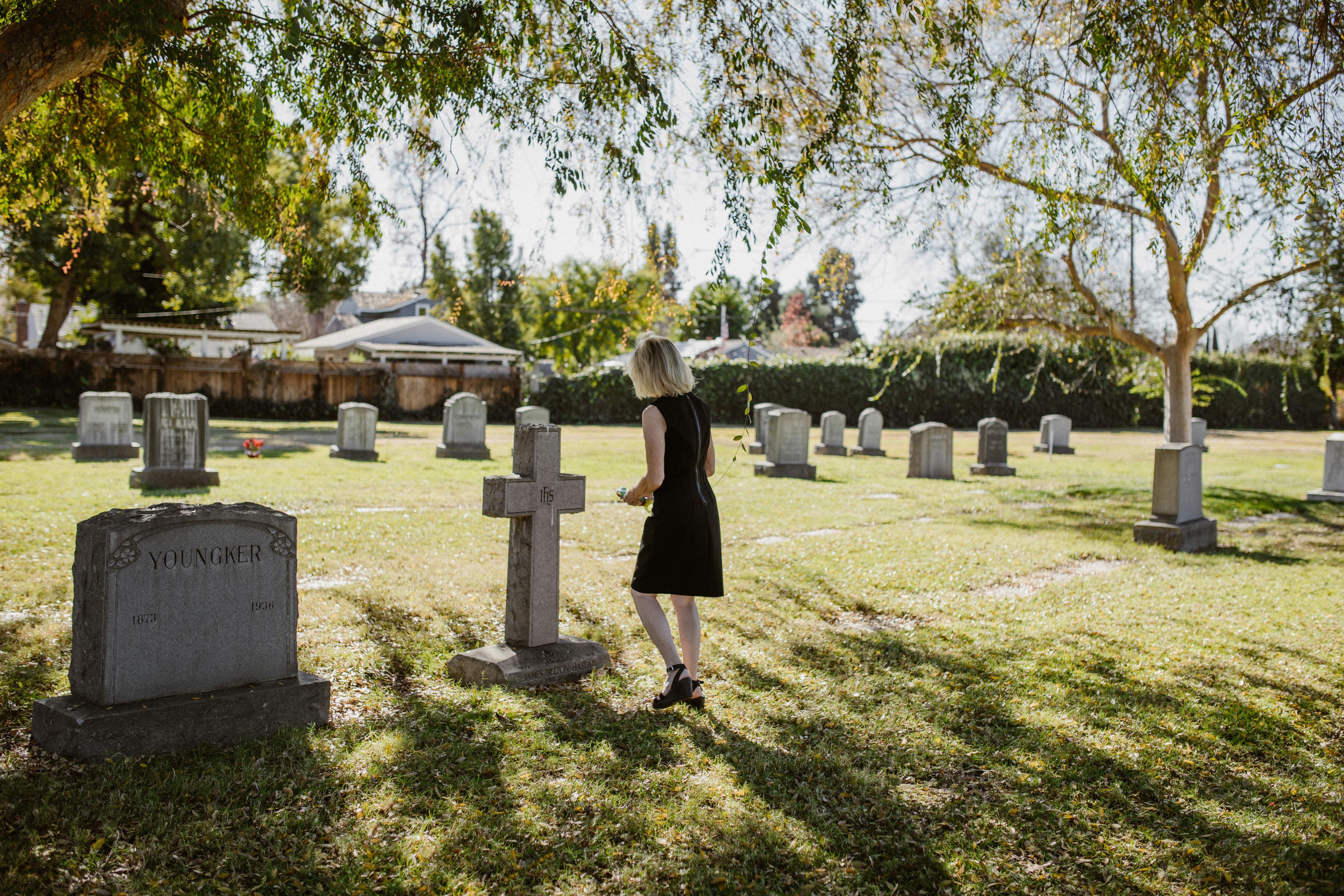 Une femme dans un cimetière. | Photo : Pexel