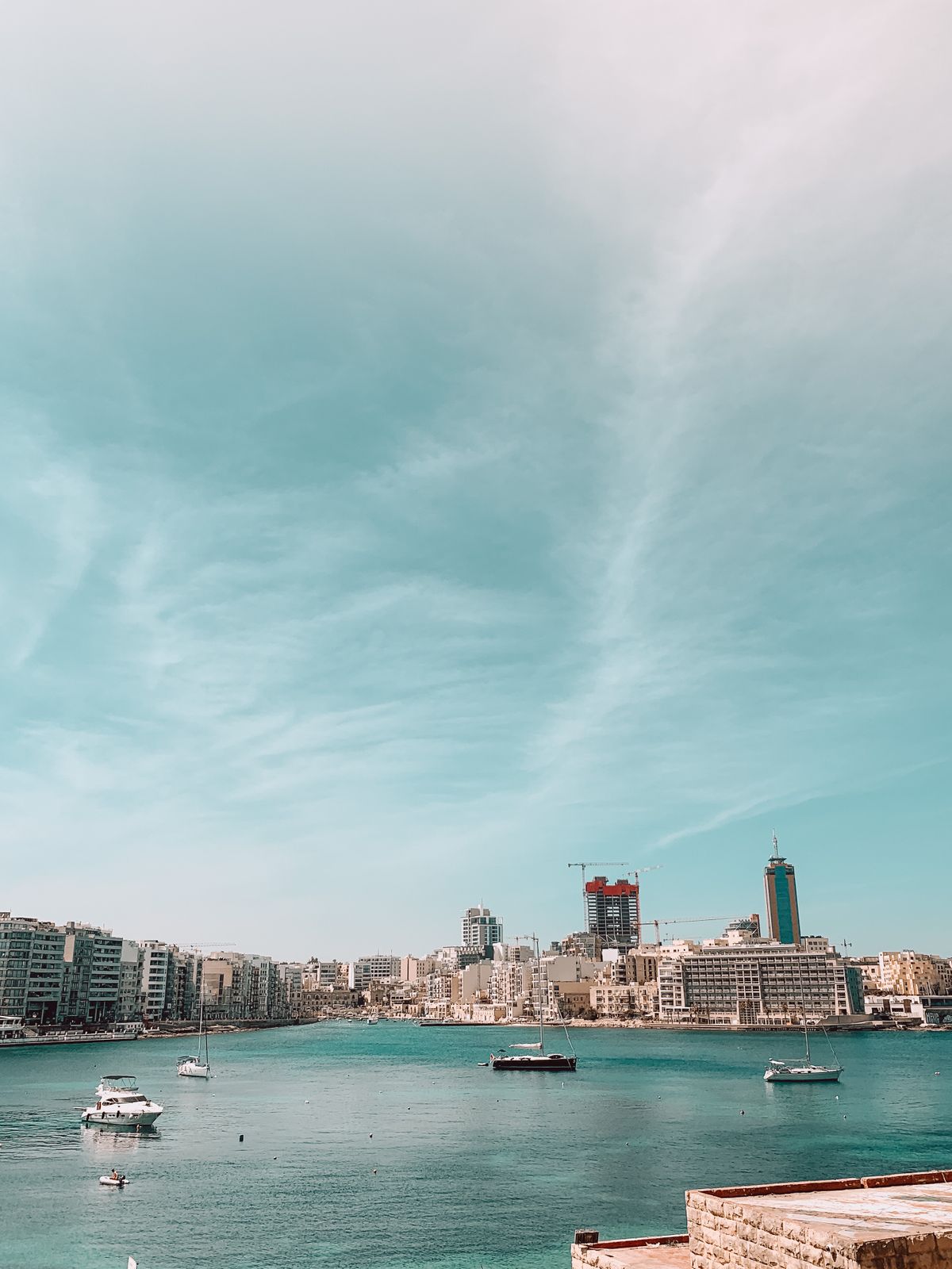St Julian's Malta - golful cu bărci și skyline-ul orașului sub cer senin