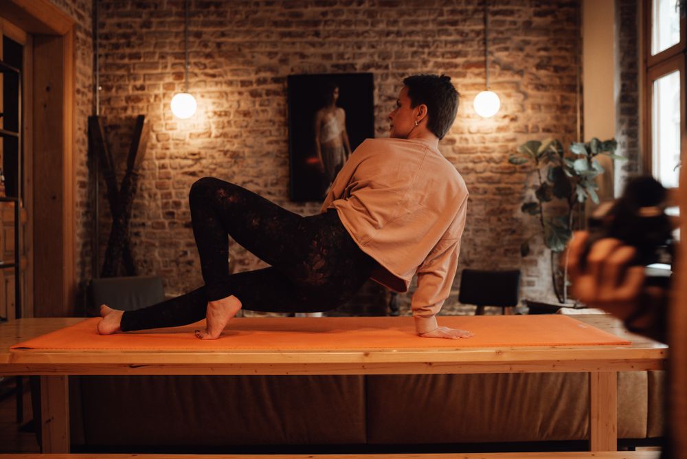 Evening stretch practice under warm studio light — photo by furkanfdemir on Pexels