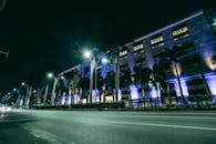 夜间，城市景观充满活力，拥有明亮的现代建筑和空荡荡的街道