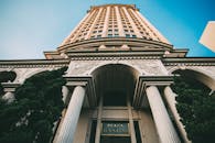 一座高层建筑的古典柱子特写镜头，映衬在晴朗的蓝天下