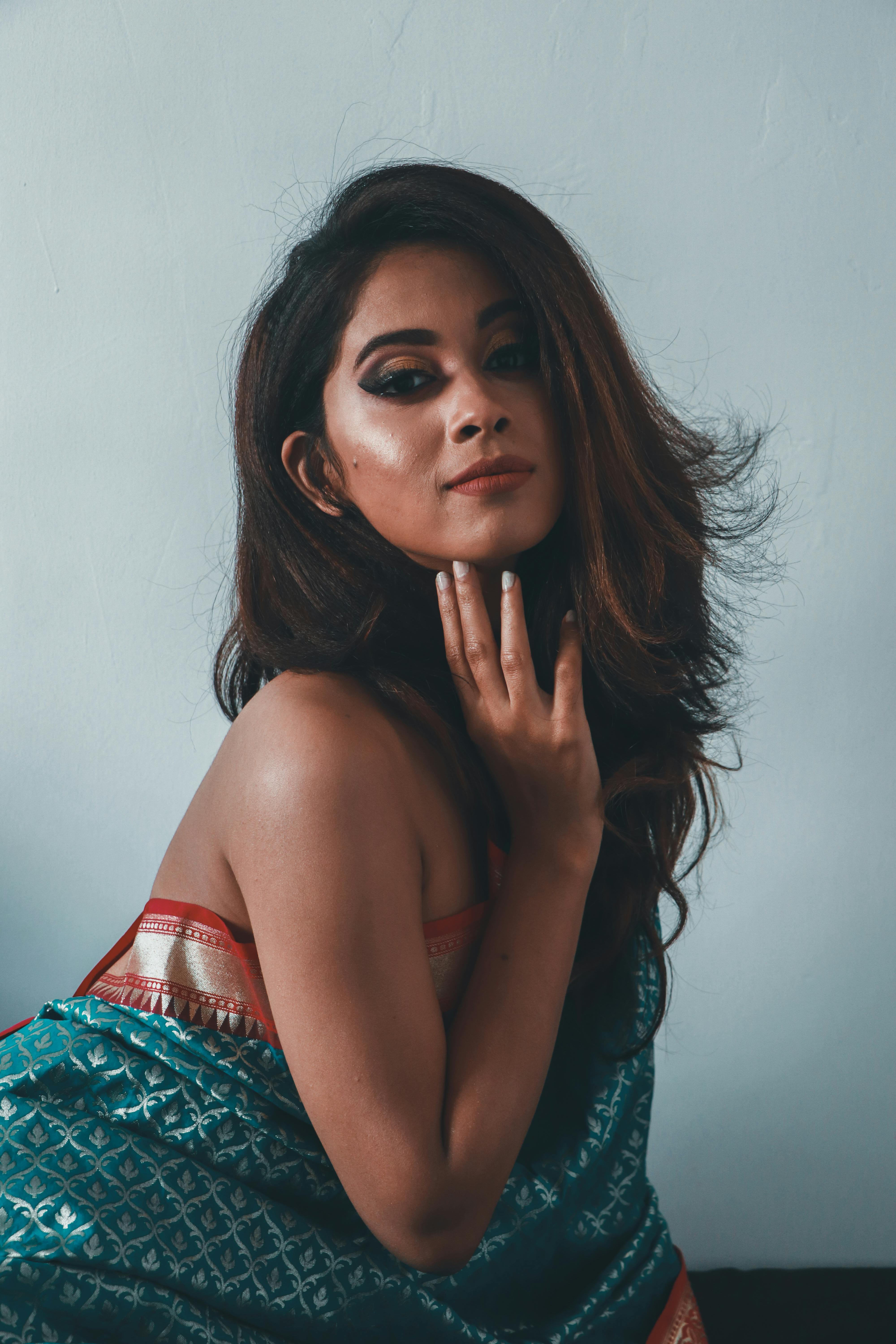 Celebrity Poses In Saree For Photography Ideas | Green saree, Saree look, Beautiful  saree