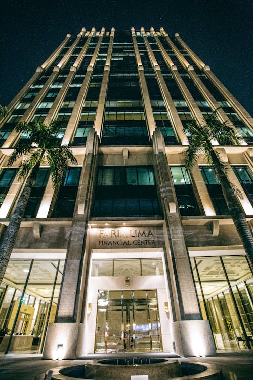 бесплатная Здание финансового центра Фариа Лима ночью Стоковое фото