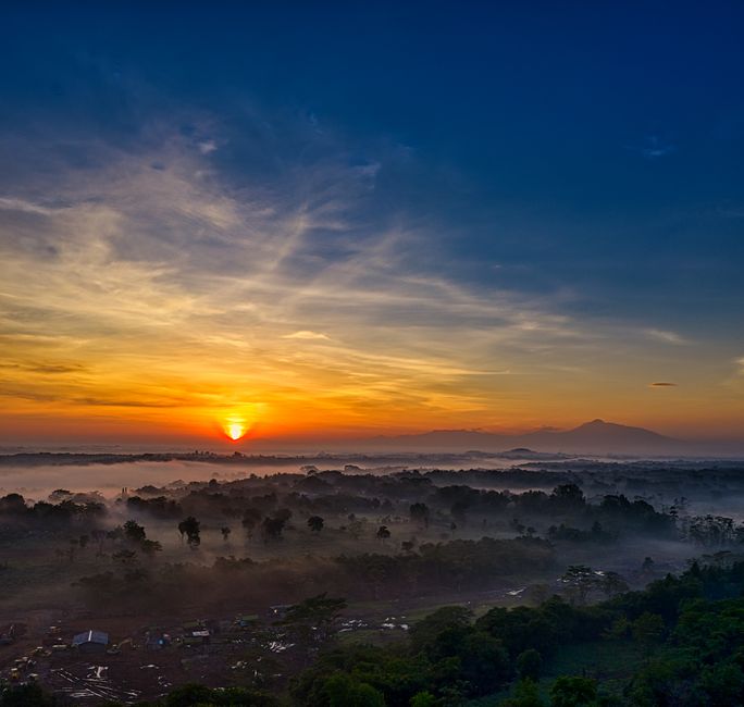 Mendaki Puncak Waworada: Menaklukkan Tebing dan Menyaksikan Matahari Terbit yang Menakjubkan