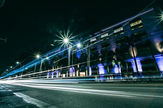 流动的交通灯光痕迹与充满活力的城市街景，展现了夜间城市生活的生机