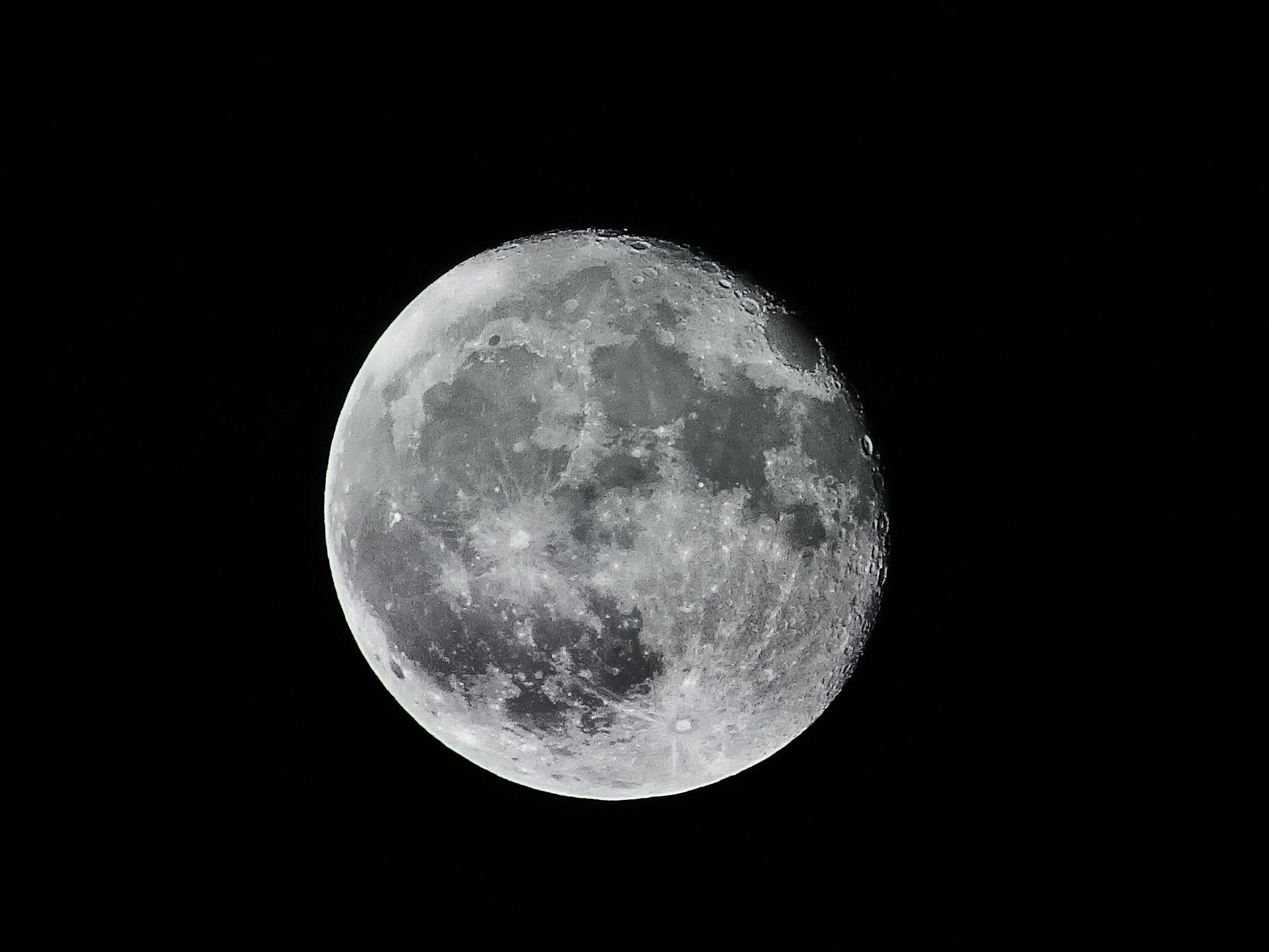 gibbous moon