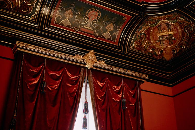 Elegant Design On Ceiling Above Curtain Boarder