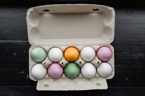 Foto profissional grátis de bandeja de ovos, decorações de páscoa, fechar-se