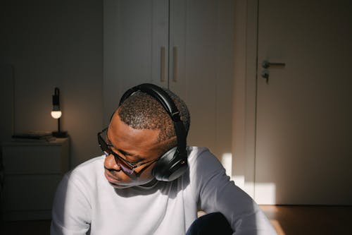 Gratis stockfoto met Afro-Amerikaanse man, gekleurde man, headphones Stockfoto