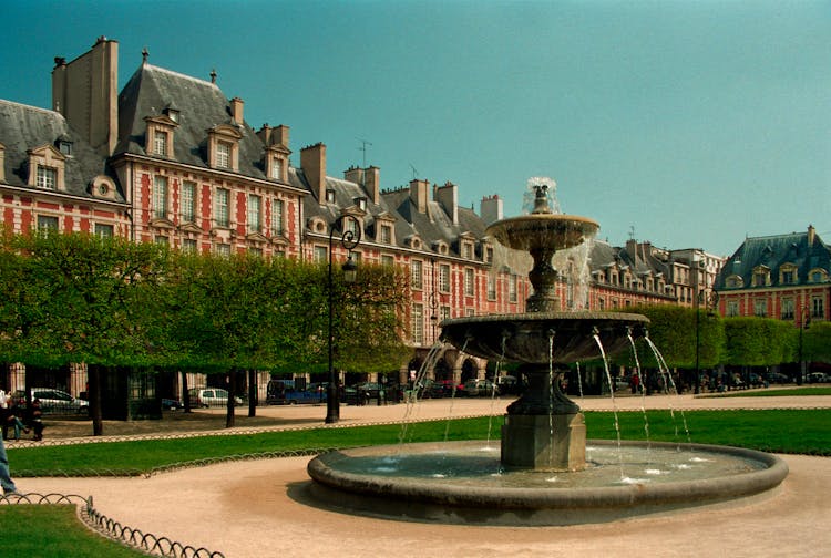 Place Des Vosges In Paris