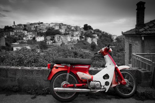 無料 白と赤のオートバイ 写真素材