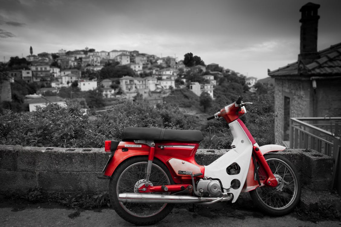 免费 白色和红色摩托车 素材图片