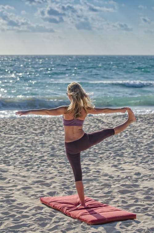 Mulher Fazendo Yuga Na Praia