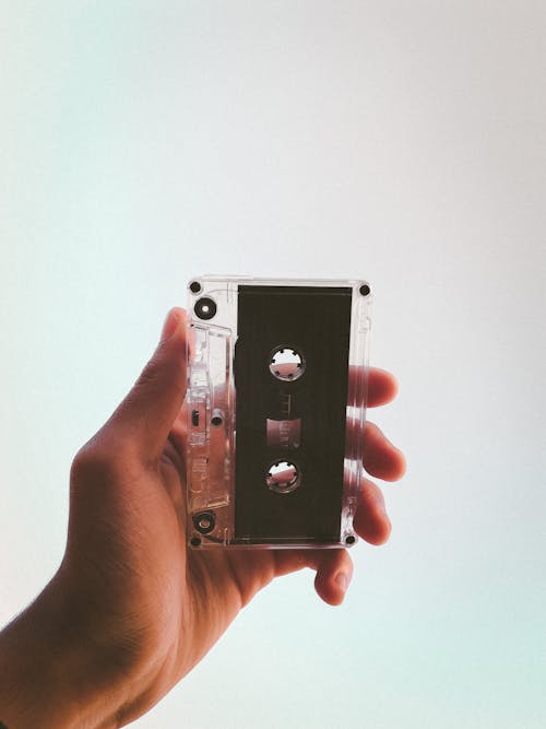 Бесплатное стоковое фото с вертикальный выстрел, держать, кассетная лента