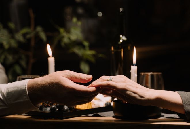 Online dating: starting a conversation on a niche platform