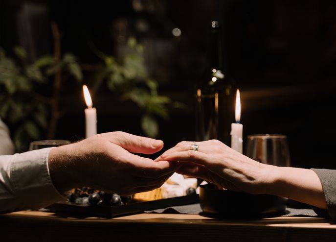 Online dating: starting a conversation on a niche platform