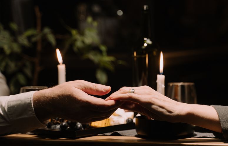 Online dating: starting a conversation on a niche platform