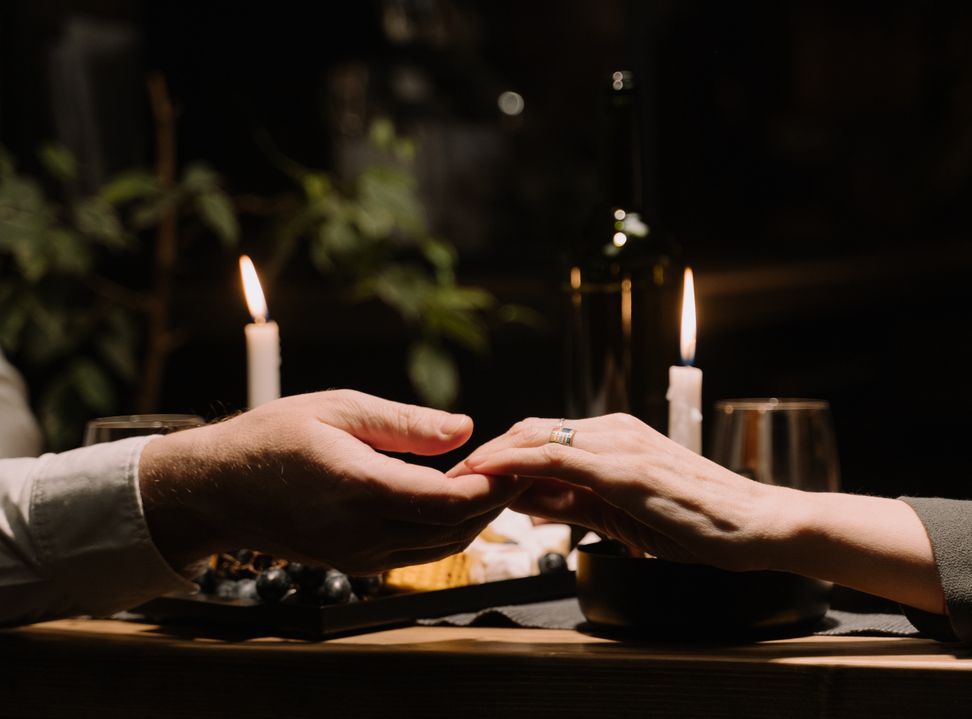 Online dating: starting a conversation on a niche platform