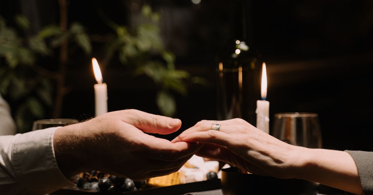 lagu romantis untuk dinner date pasangan