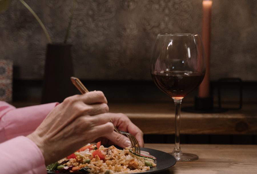 Online dating: starting a conversation on a niche platform