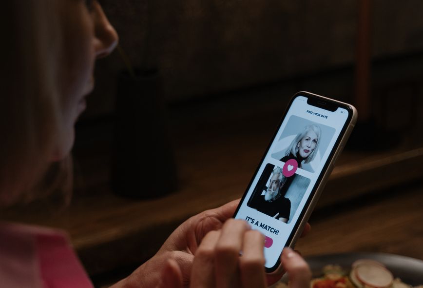 Online dating: starting a conversation on a niche platform