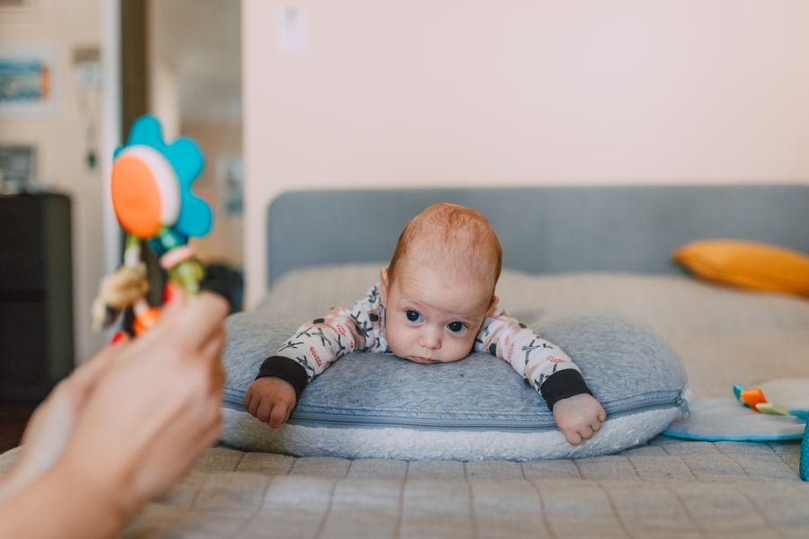 Niemowlę ćwiczy kontrolę głowy podczas leżenia na brzuchu - Family’s Happiness Kraków