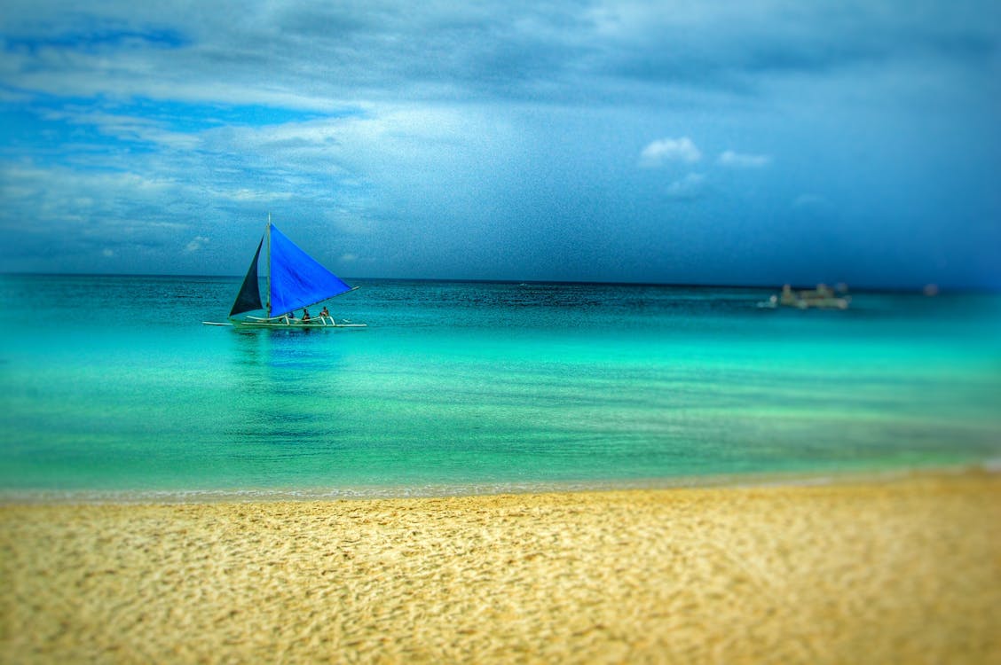 免費 藍船在海灘上的畫 圖庫相片