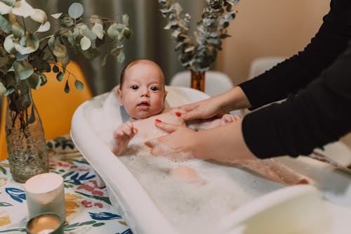 Foto d'estoc gratuïta de bany de bebè, banyant-se, banyar-se